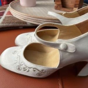 Kenneth Cole Just Mary’d Size 7M color: off white